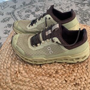 On cloud running shoes.  Women’s 8. Gently used condition